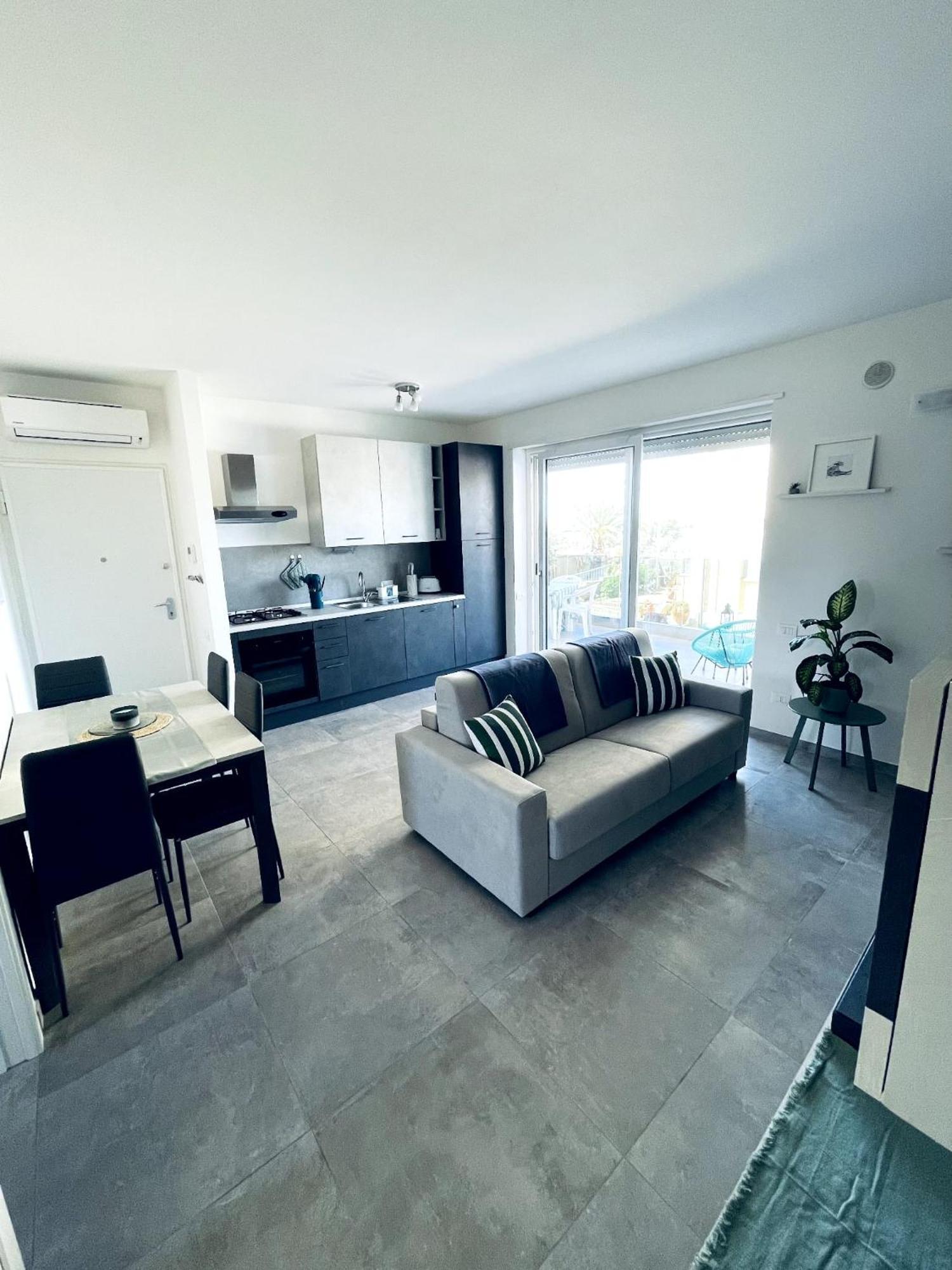 Marina House Rome Airport - Sea View Apartment